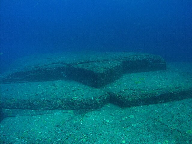 Undervannsformasjonen kalt "skilpadden" i Yonaguni. Kreditt: Wikimedia Commons