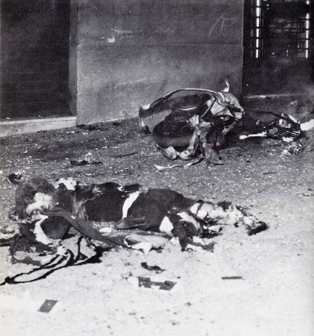 Liket og Vespa of the Terrorist Ferrari, utvannet av bomben