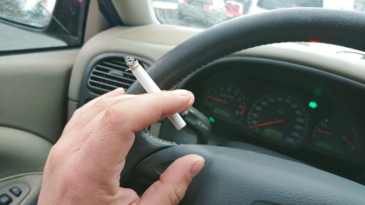 Bøter for røyking ved rattet: Hva hver sjåfør i Spania virkelig trenger å vite