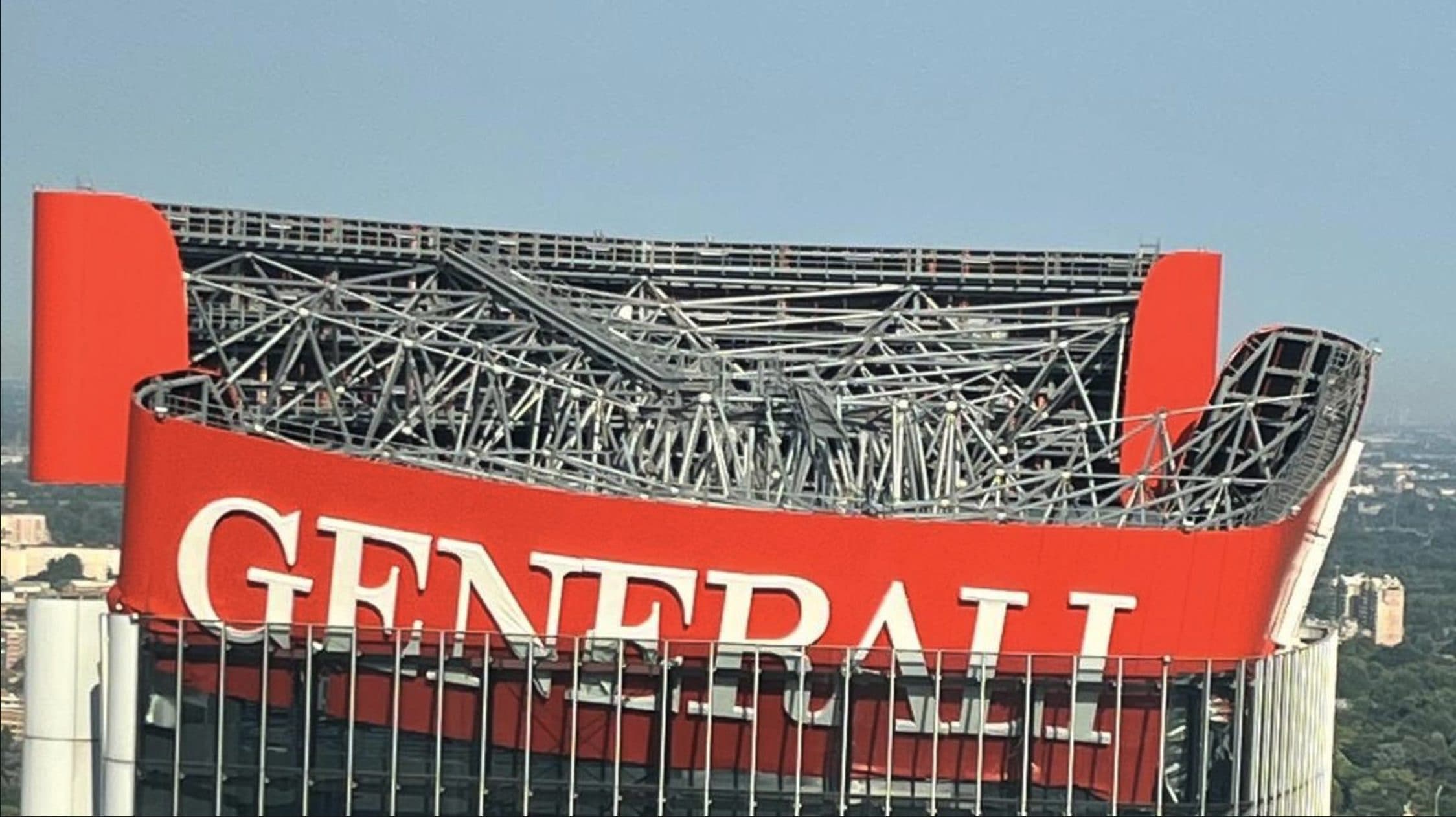 crollo insegna torre generali milano