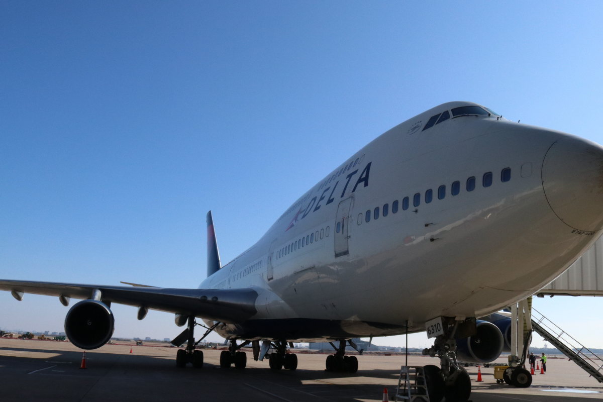 Delta Flight lander på Volcanic Island etter motorutgave.