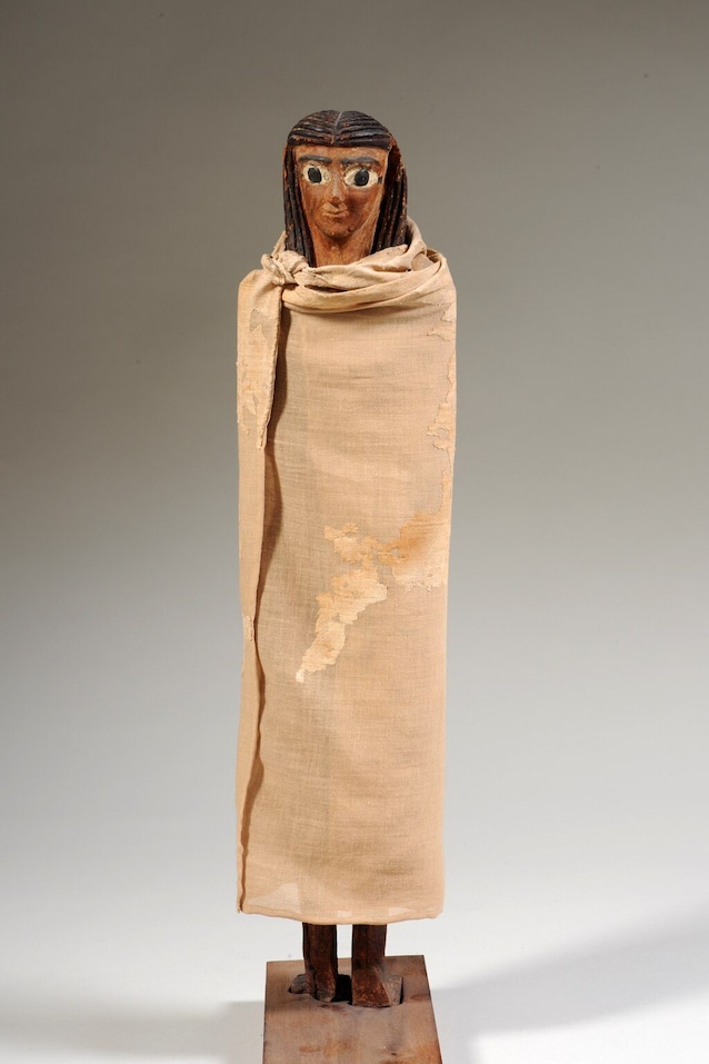 Statuetta av en kvinne innpakket i stoff, Ancient Egypt (ca. 2118-1980 f.Kr.) (Wikimedia Commons)