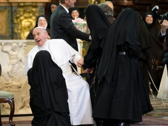 Paven omgitt av nonnene i Napoli