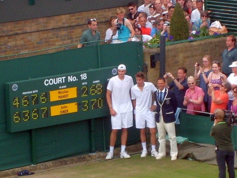Isner-Mahut-Lahyani_next_to_scoreboard