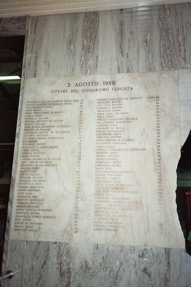 Plakett til minne om ofrene (Wikimedia Commons)