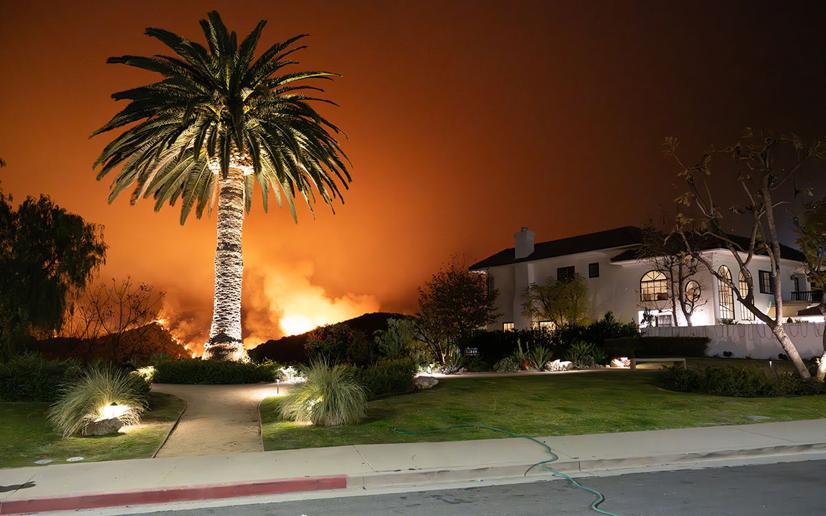 Hva du skal gjøre hvis du står overfor et ildbål mens du kjører