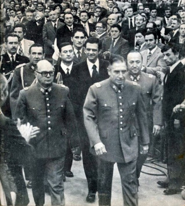 Pinochet og andre medlemmer av det chilenske rådet (Wikimedia Commons)