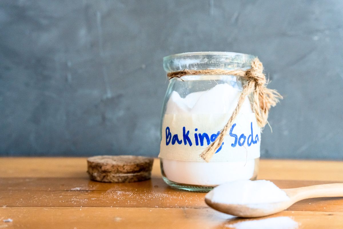 Forskjellen mellom natron til mat og rengjøring