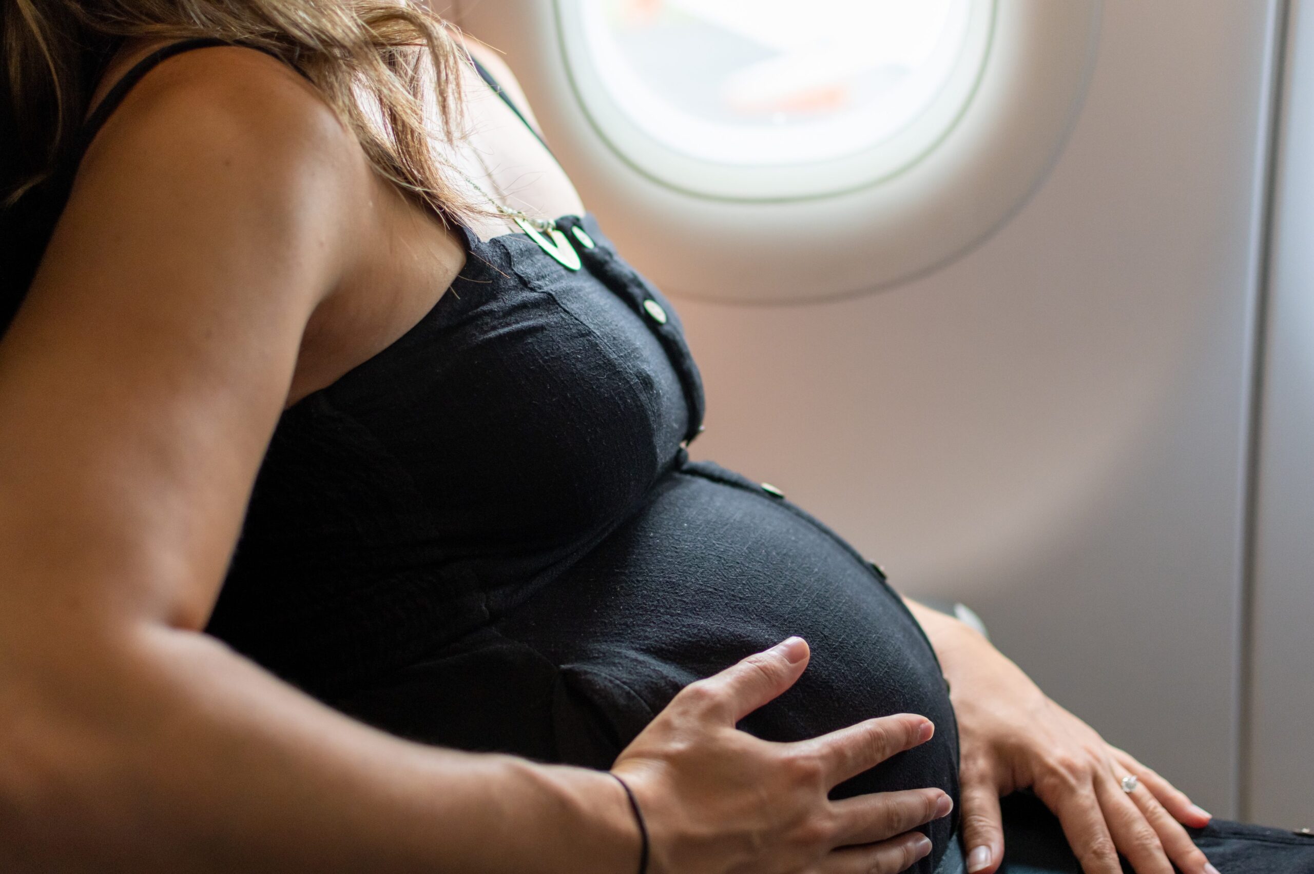 Hva som skjer med de som er født om bord i et fly og hvilket statsborgerskap har barnet