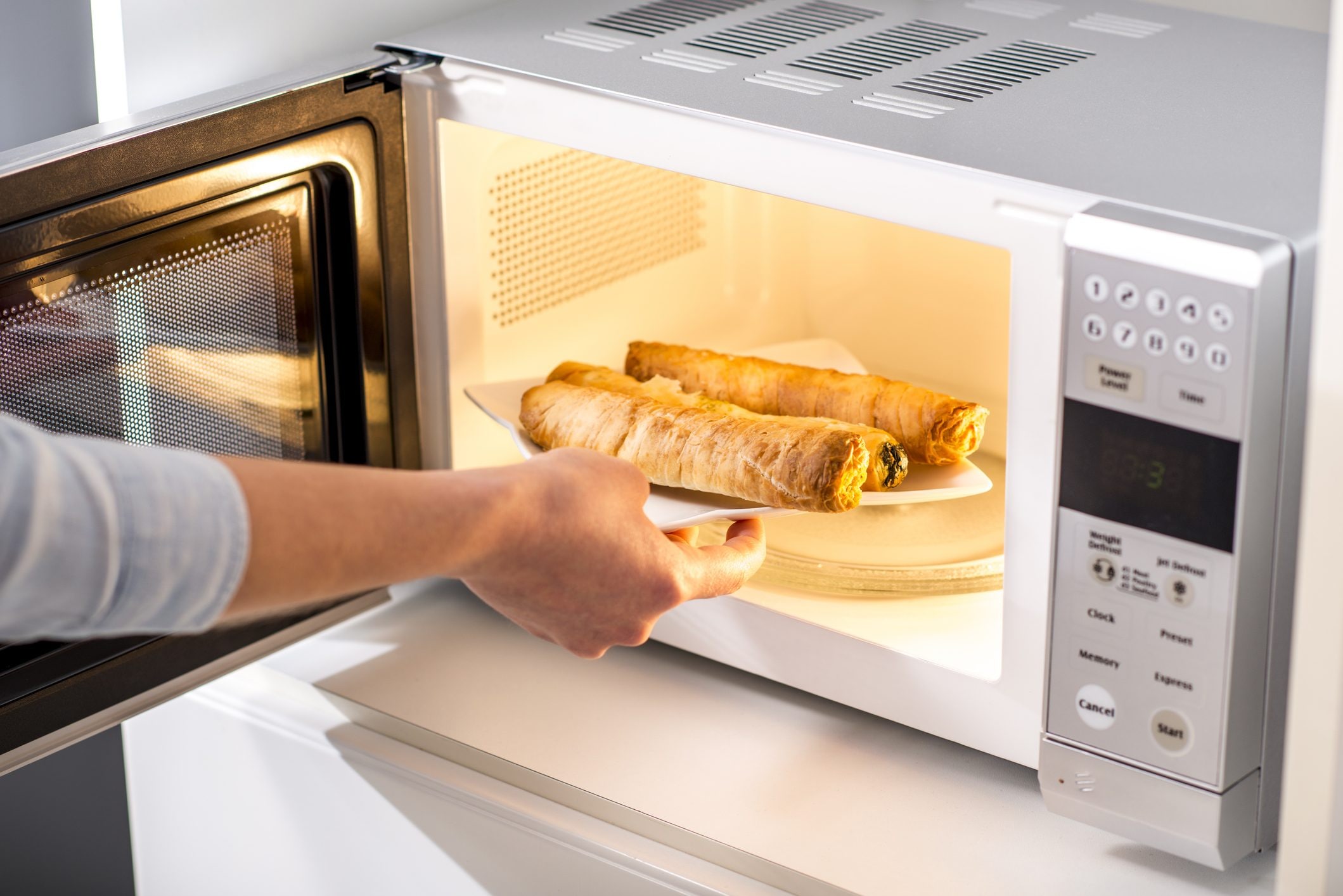 Hva ikke å sette i mikrobølgeovnen og hvorfor: materialene å unngå