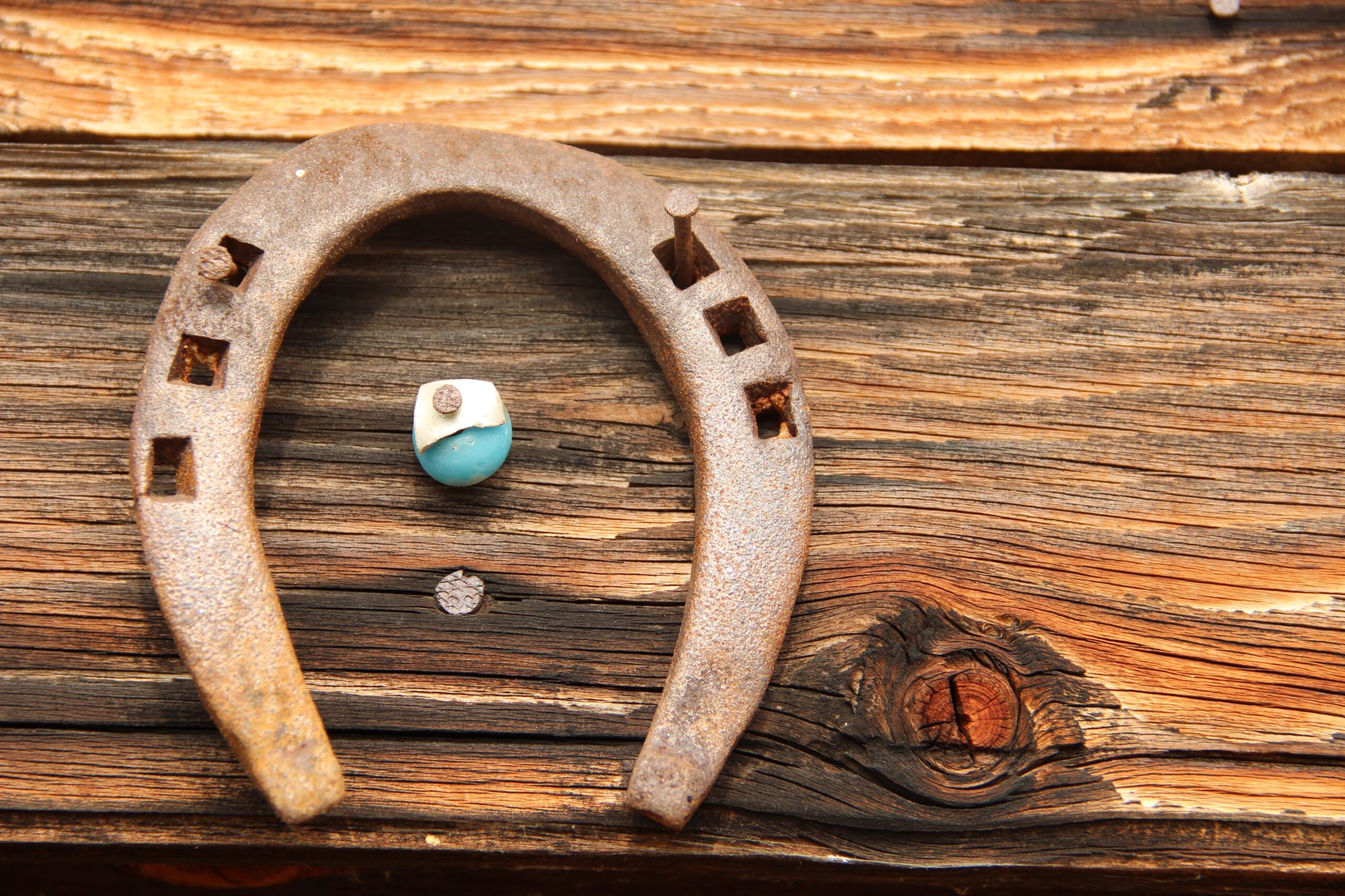 Hvorfor sies det at å ta på jern bringer lykke? Opprinnelsen og betydningen av gesten