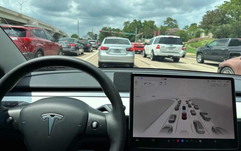 Tesla går tilbake på "Full Self Drive"-tjenesten for sin nesten selvkjørende teknologi