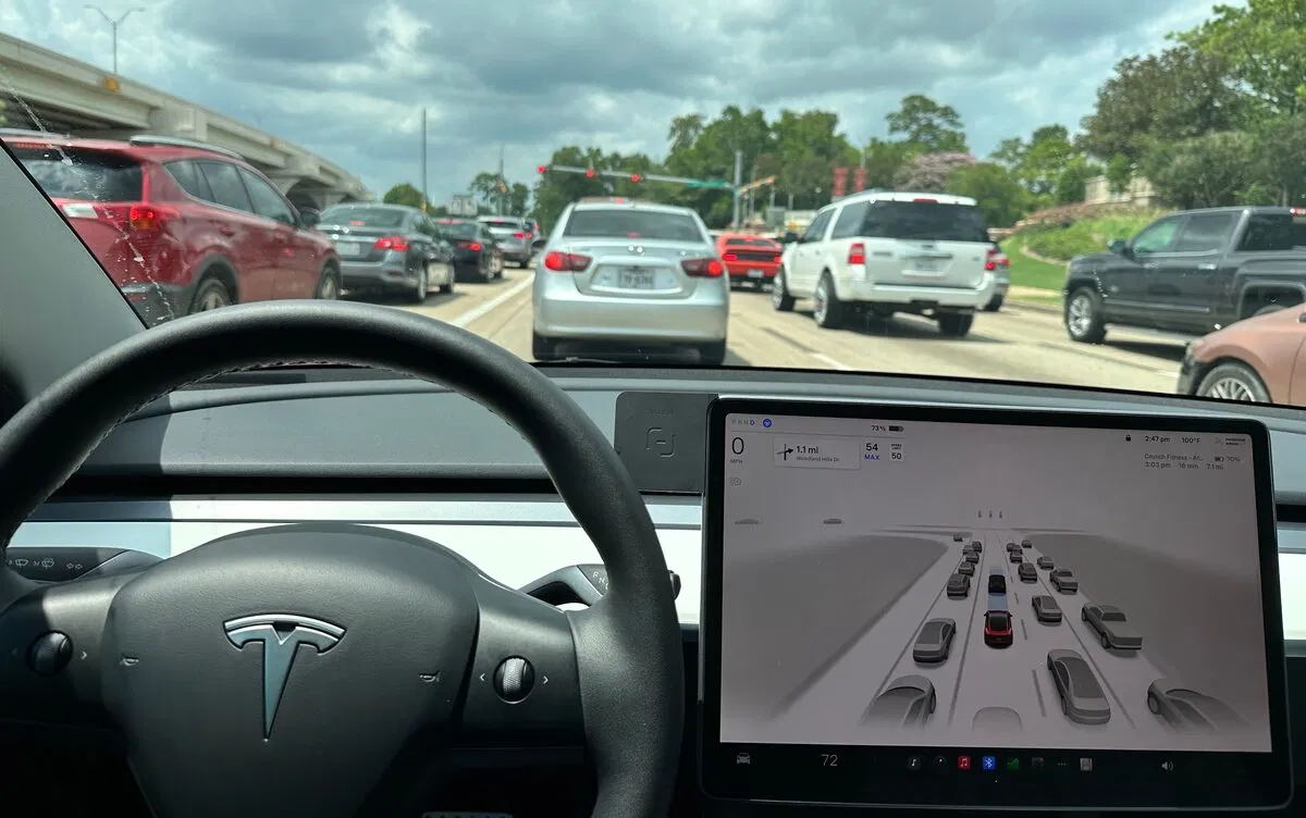 Tesla går tilbake på "Full Self Drive"-tjenesten for sin nesten selvkjørende teknologi