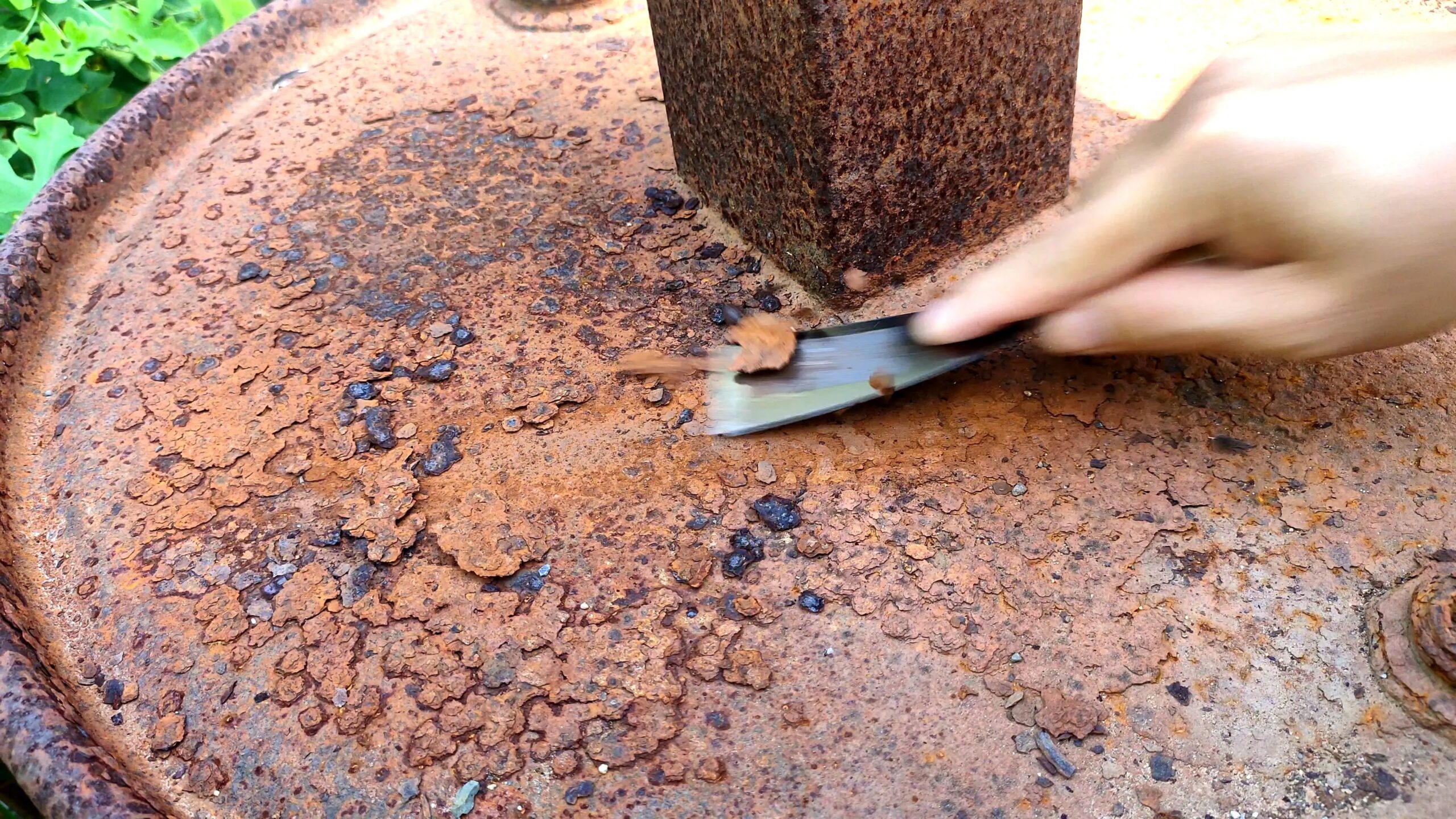 Fjern rust fra overflater effektivt: mekaniske og kjemiske midler