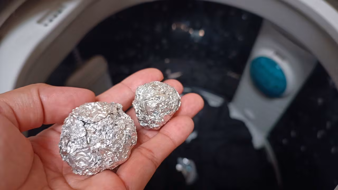 Folieballtrikset gjør ikke klærne mykere i vaskemaskinen, men det kan hjelpe i tørketrommelen