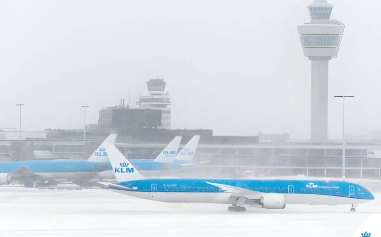 Reisekaos over hele Europa da fly kansellert, forsinket og omdirigert på grunn av dårlig vær
