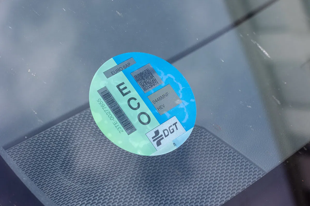 Det lille frontruteklistremerket kan hindre deg i å kjøre inn i spanske byer – her er hva V-25 egentlig betyr