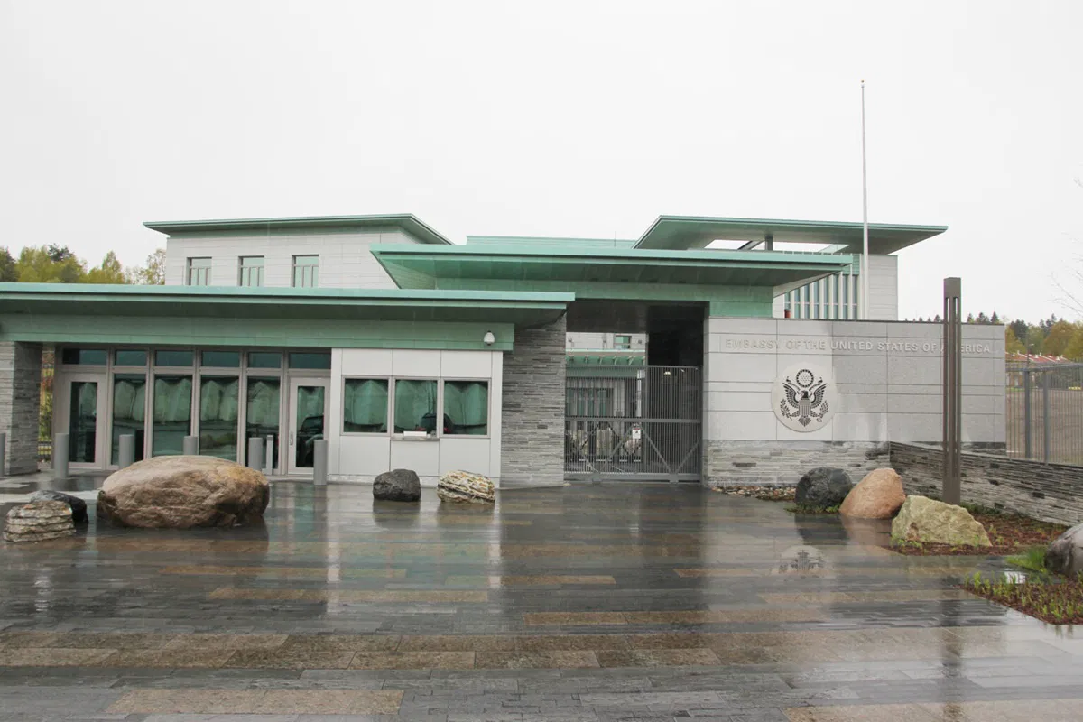 Eksplosjon utenfor den amerikanske ambassaden i Oslo setter i gang politiets etterforskning over natten