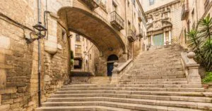 Steintrapp som fører til Girona-katedralen i det historiske sentrum av Girona, et filmsted brukt i Game of Thrones.