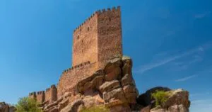 Festningen på bakketoppen Castillo de Zafra, brukt som gledens tårn i Game of Thrones.