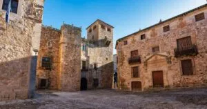 Middelalderske steinbygninger og tårn i det historiske sentrum av Cáceres, et filmsted som brukes som King's Landing i Game of Thrones.