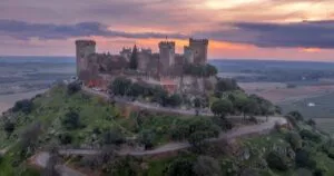 Luftfoto av Castillo de Almodóvar del Río, middelalderslottet brukt som Highgarden i Game of Thrones.