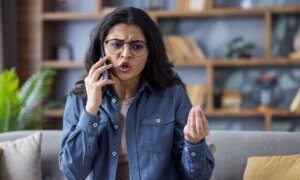 Hvorfor gjør vi gest når vi snakker i telefon? Den nevrovitenskapelige forklaringen