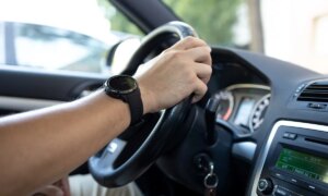 Sjåfører i Spania kan få bøter for å kjøre enhåndskjøring under strenge kontrollregler