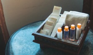 EU forbyr gel- og sjampoposer på hoteller. Hva du bør vite før ordningen starter i august 2026