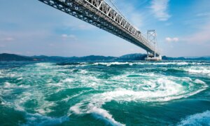 Gyrene til Naruto-stredet i Japan, et marint fenomen med en diameter på opptil 1,5 km