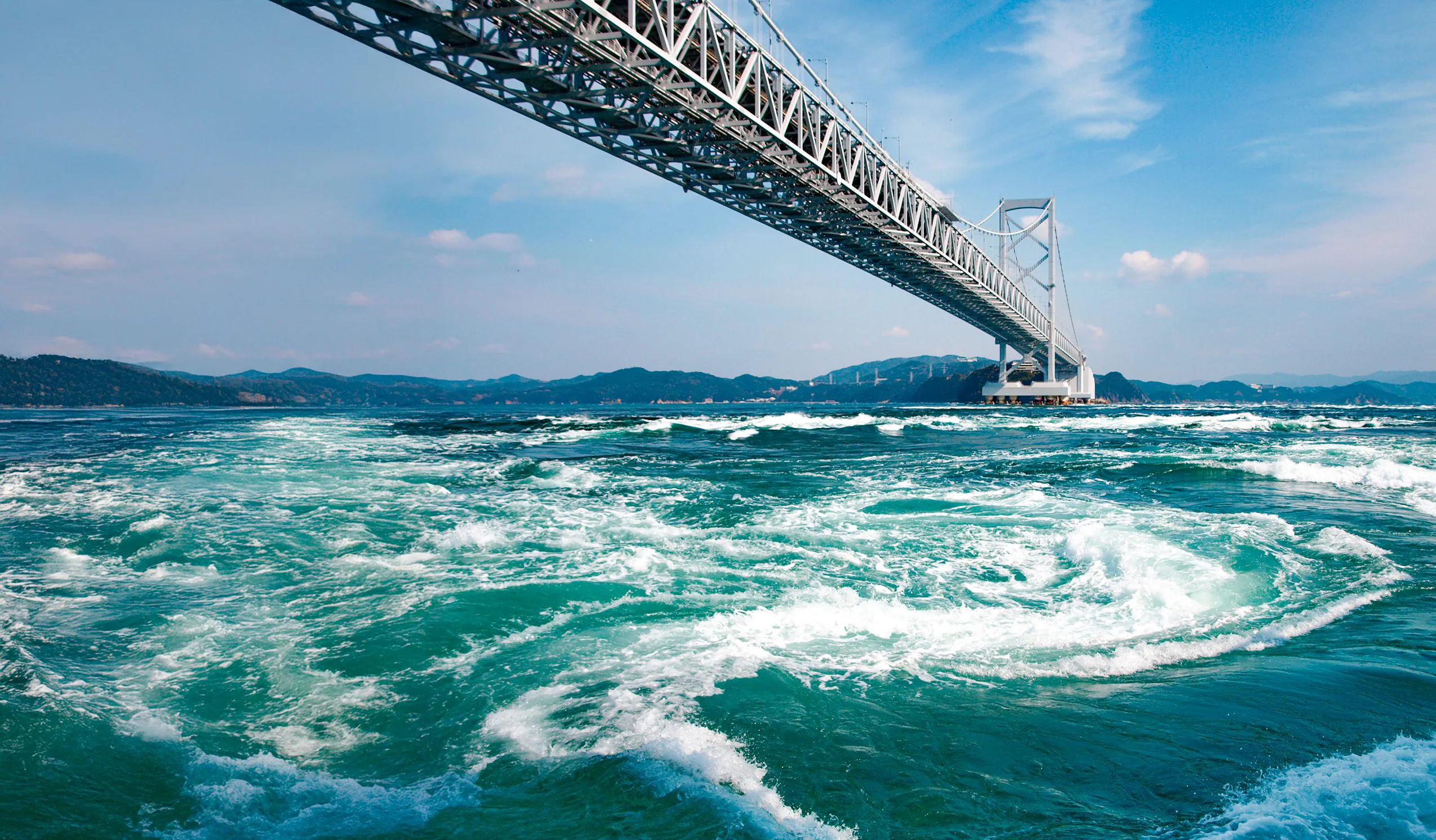 Gyrene til Naruto-stredet i Japan, et marint fenomen med en diameter på opptil 1,5 km