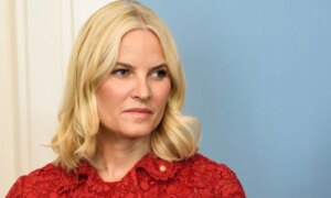 Kongelig Norge under lupen mens kronprinsesse adresserer tidligere koblinger til Epstein