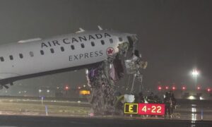 Ulykke på LaGuardia flyplass i New York, fly traff brannbil: flyplass stengt