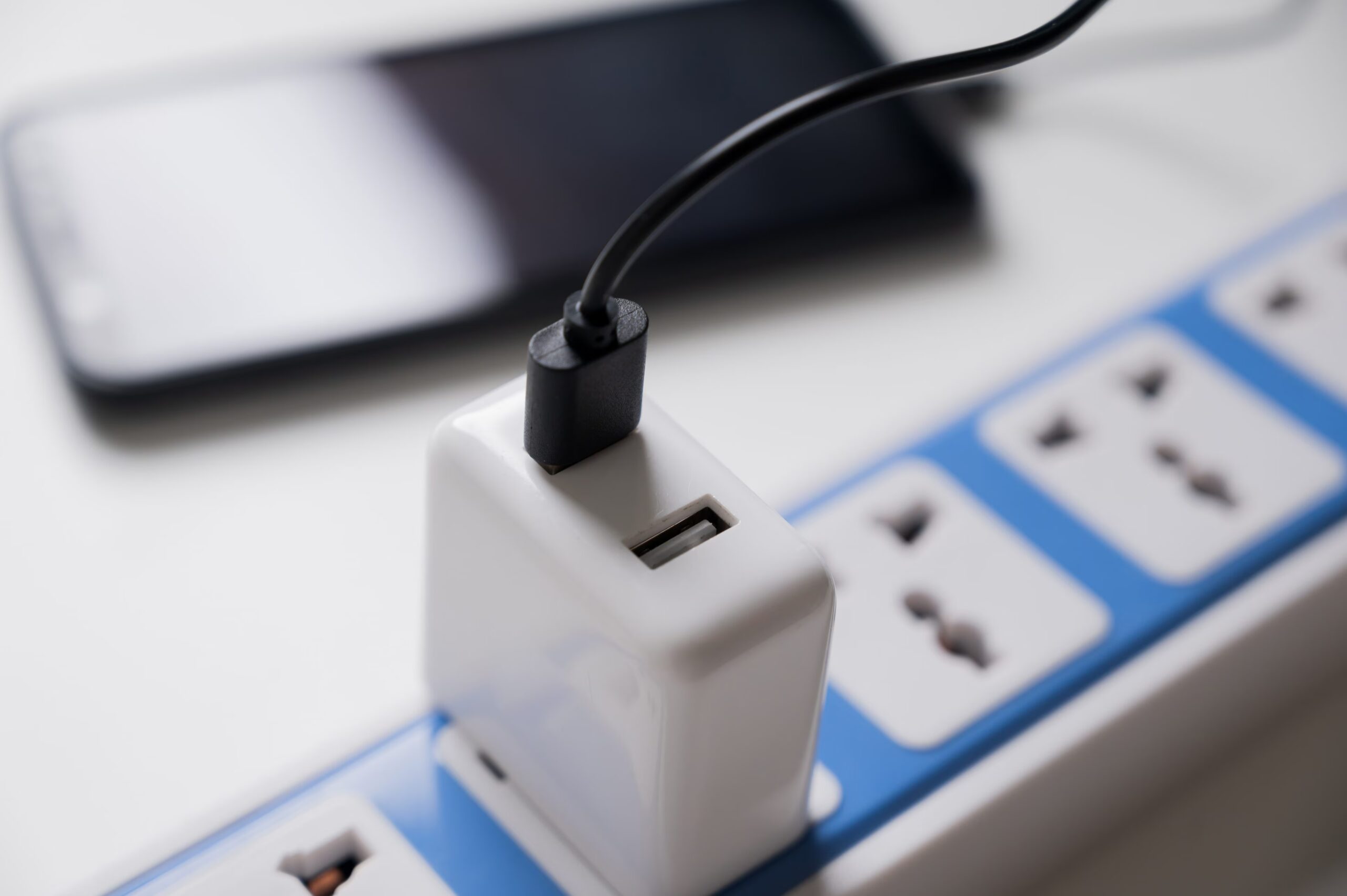 Er det virkelig risikabelt å bruke ikke-originale ladere for smarttelefoner? Hvordan velge trygt