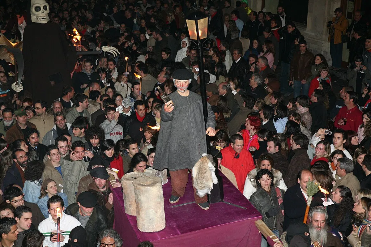 Mens Spania markerer påsken i stillhet, drikker én by hele natten