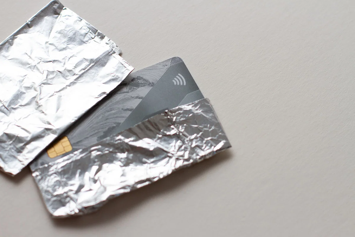 Advarsel utstedt for å pakke inn bankkort i folie for å unngå kontaktløst tyveri på offentlige steder