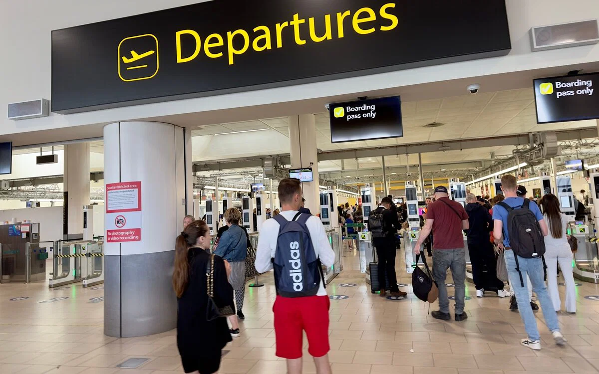 Rekordmange briter fanger opp påskeferier i siste liten i vinterlig mørke