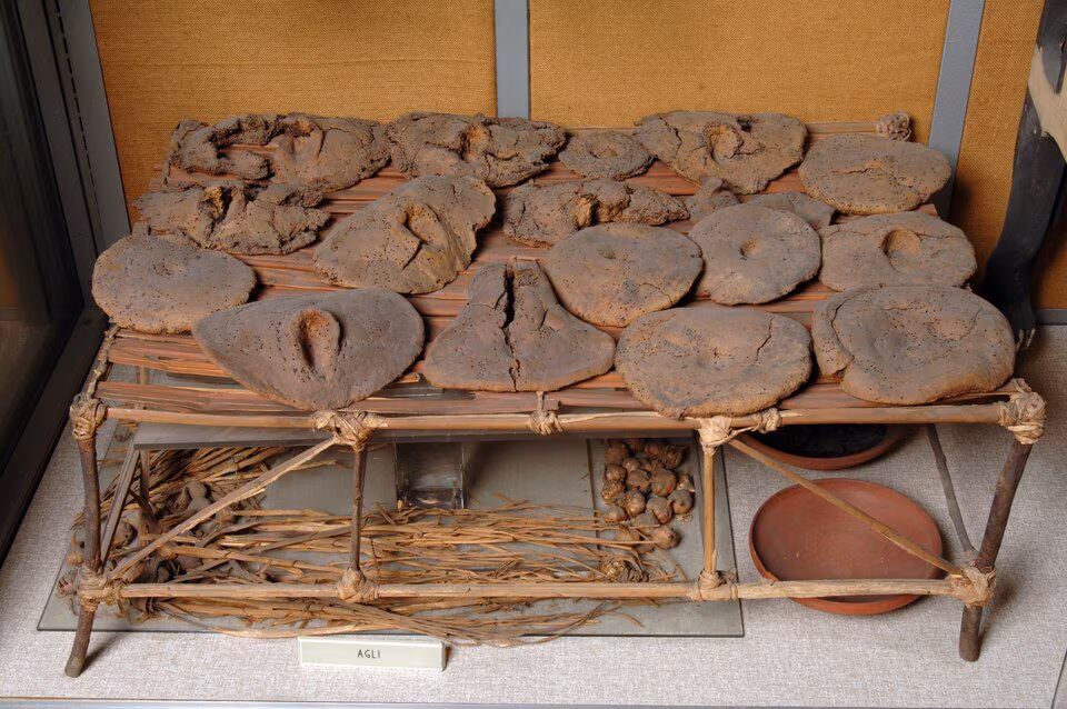 speltbrød, øl, løk og hvitløk