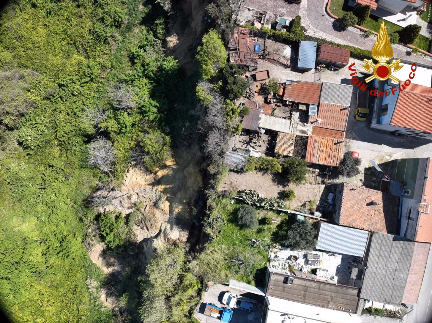 fronten strekker seg 4 km