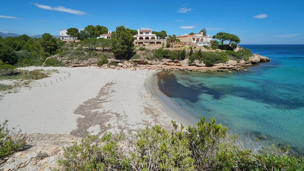 Bedre enn Costa del Sol? Den "skjulte" katalanske fiskerlandsbyen ble kåret til Spanias beste stranddestinasjoner av National Geographic