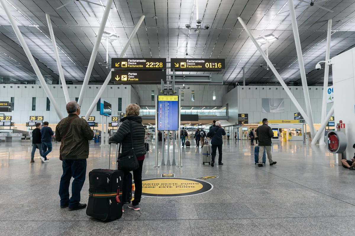 Spania flyplass stenger i over en måned med alle flyvninger kansellert og britiske reisende står overfor kaos