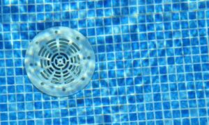 Hvordan fanger en bassengsugepumpe en person? Fysikk og europeiske forskrifter