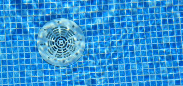 Hvordan fanger en bassengsugepumpe en person? Fysikk og europeiske forskrifter