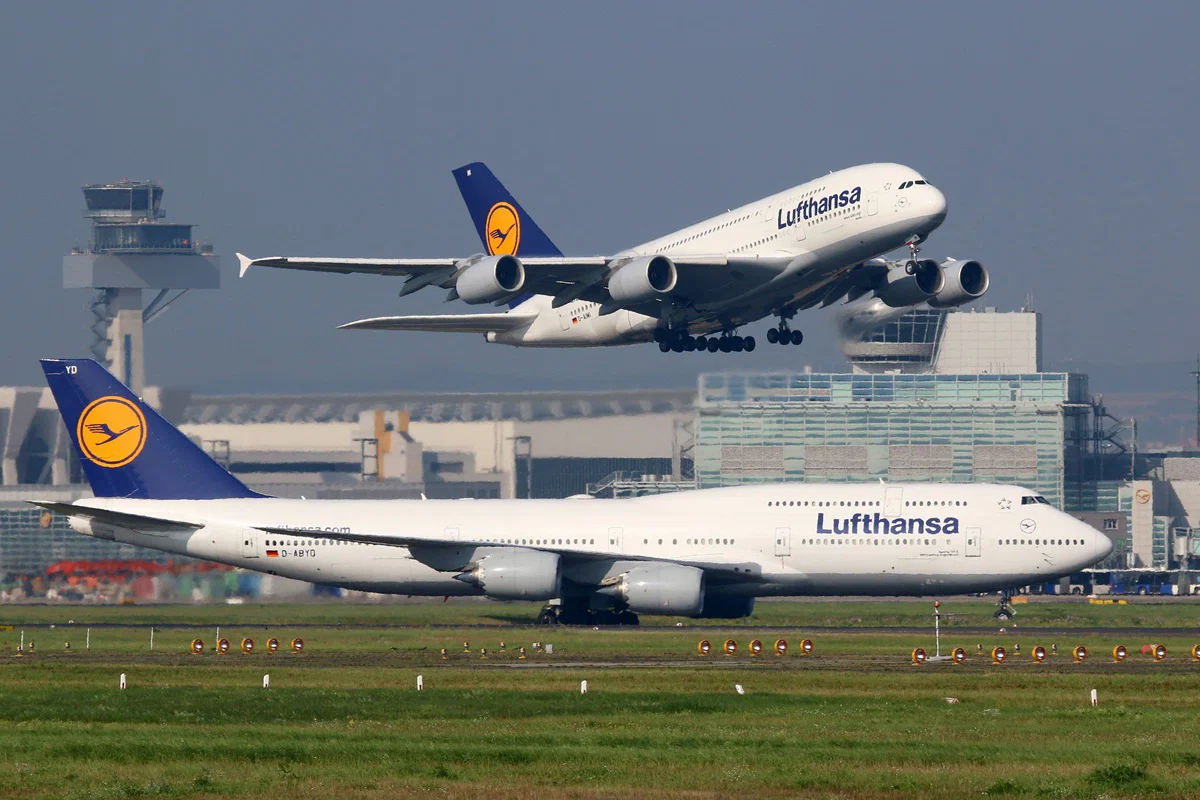Lufthansa kutter 20 000 flyreiser ettersom drivstoffprisene øker og sommerreisende møter forstyrrelser