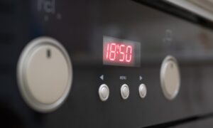 Ovnsklokken viser feil tid fordi den er avhengig av vekselstrømsykluser