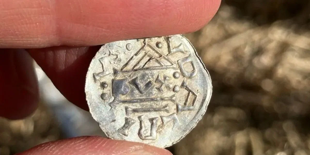 Arkeologer forbløffet over rekordstor Viking-myntbeholdning i Norge: «Detektorene sluttet aldri å pipe!»