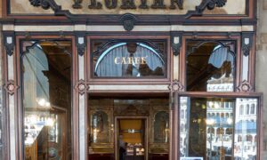 Historien til Caffè Florian i Venezia, blant de eldste kaffebarene i verden, fortsatt i virksomhet siden 1720