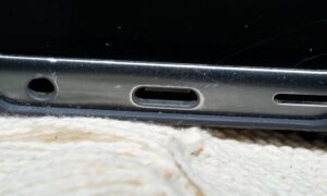 Hvis smarttelefonen din ikke lades, kan det skyldes en skitten USB-C-port: tips for rengjøring