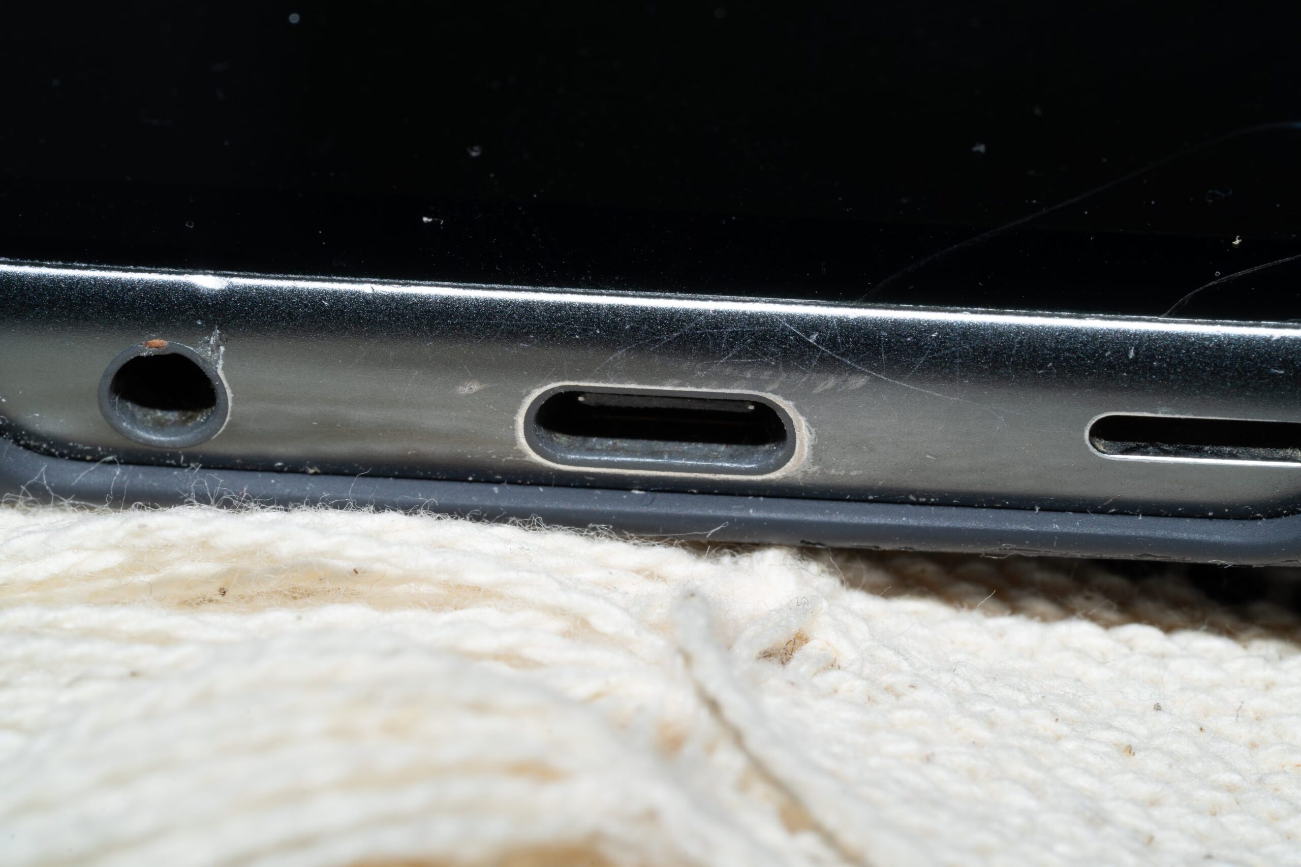 Hvis smarttelefonen din ikke lades, kan det skyldes en skitten USB-C-port: tips for rengjøring
