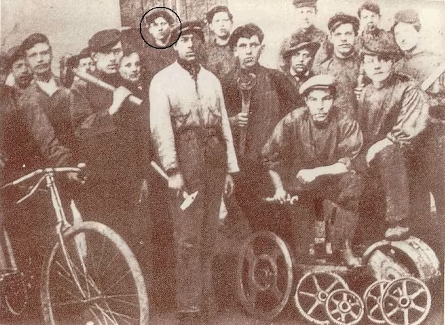 Tito (omringet) i 1911 (Wikimedia Commons)